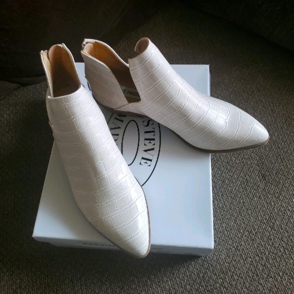 White croco leather booties